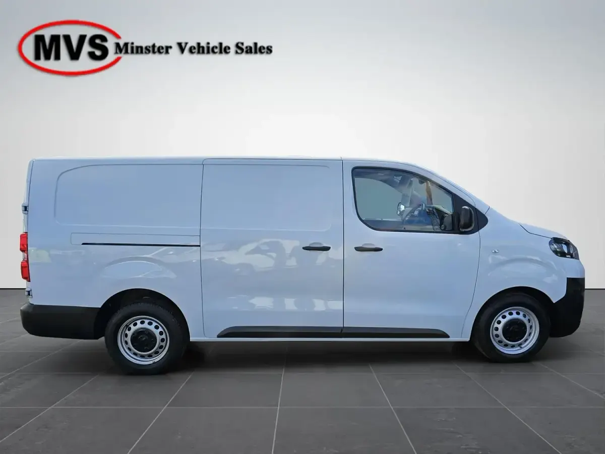 Used Vauxhall Vivaro 100 HP (73 kW) 2023 White MPV