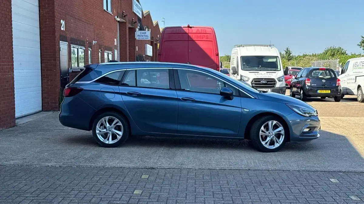 Used Vauxhall Astra SRi 2017 Blue Estate