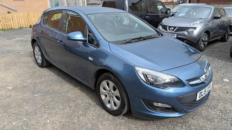 Second-hand Vauxhall Astra Design Edition 2015 Albastru Hatchback