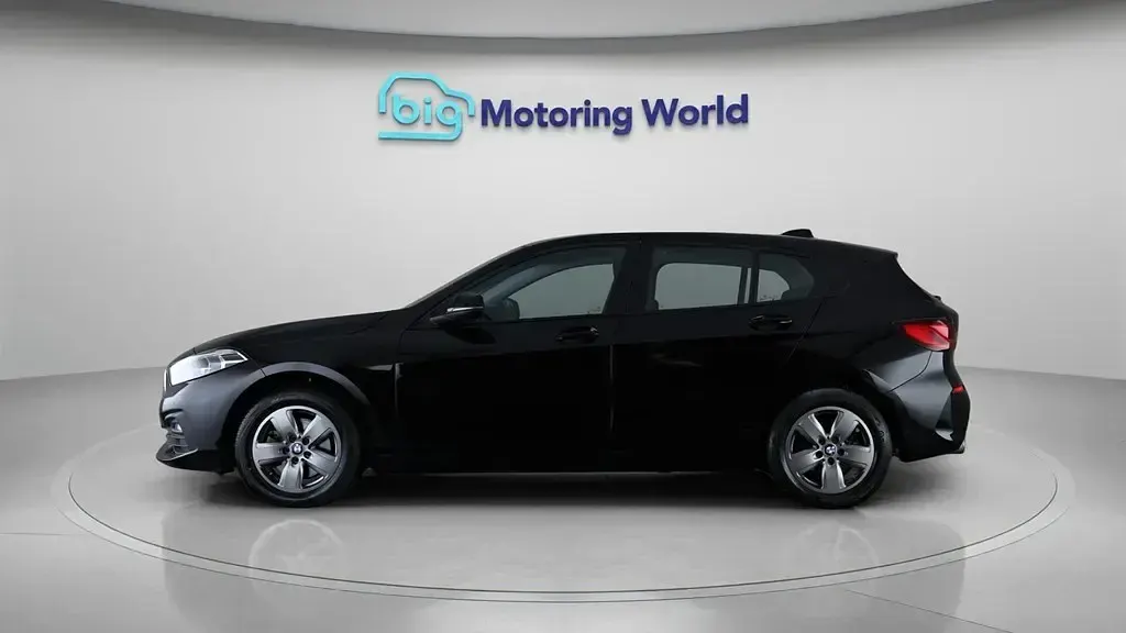 Begagnad BMW 118 136 HK (100 kW) 2022 Svart Halvkombi