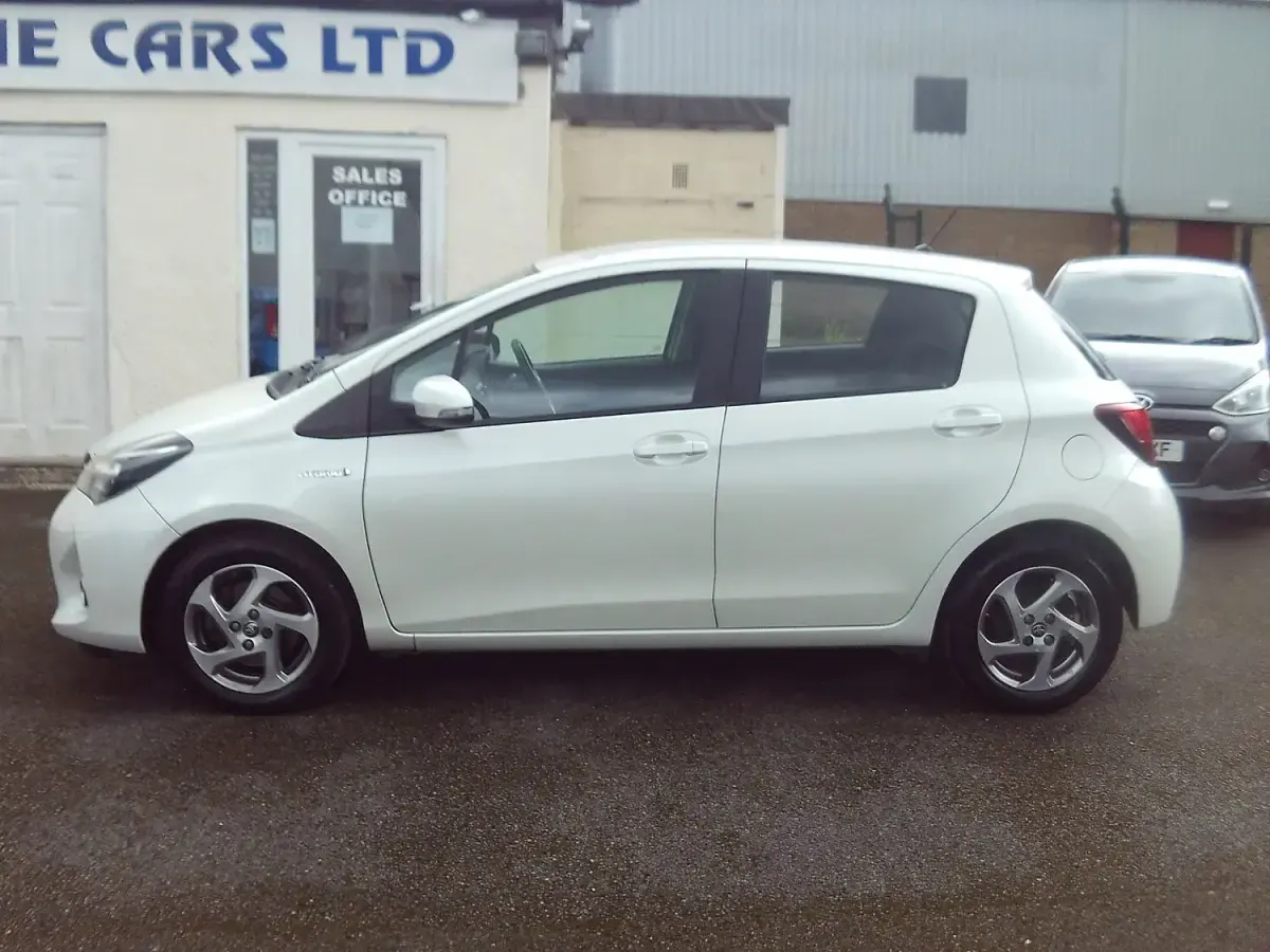 Used Toyota Yaris 101 HP (74 kW) 2015 White Hatchback