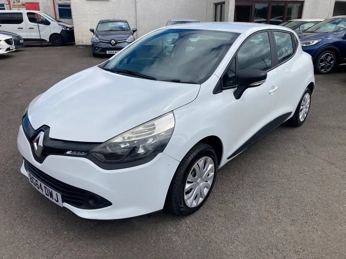 Used Renault Clio Expression 75 HP (55 kW) 2014 White Hatchback