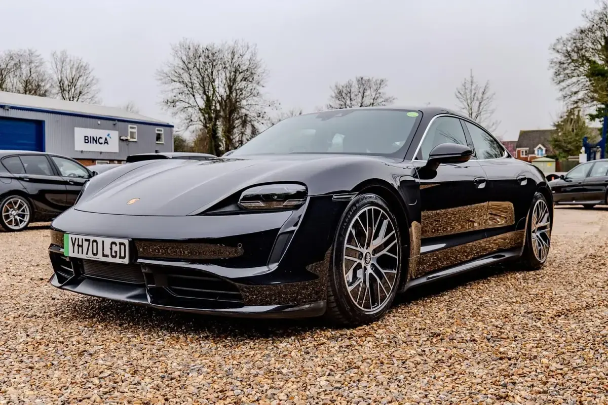 Usado Porsche Taycan Performance Package 500 kW (680 CV) 2020 Negro Berlina