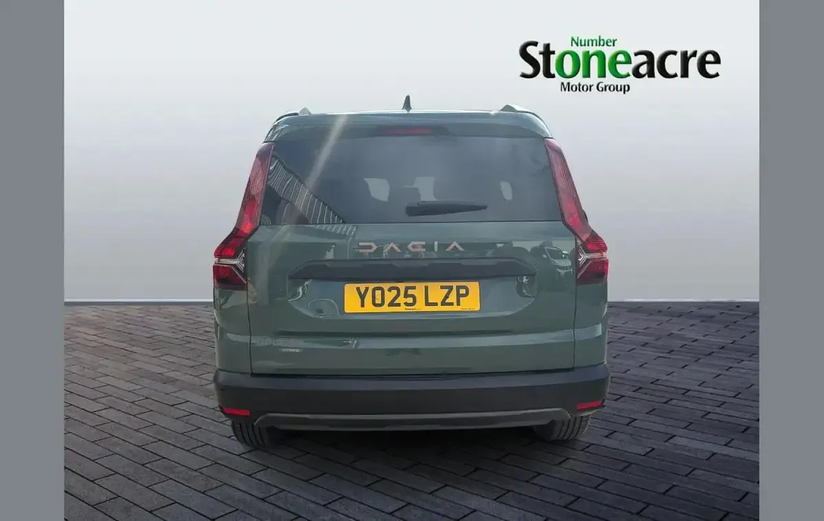 Used Dacia Jogger Extreme 141 HP (103 kW) 2025 Green MPV