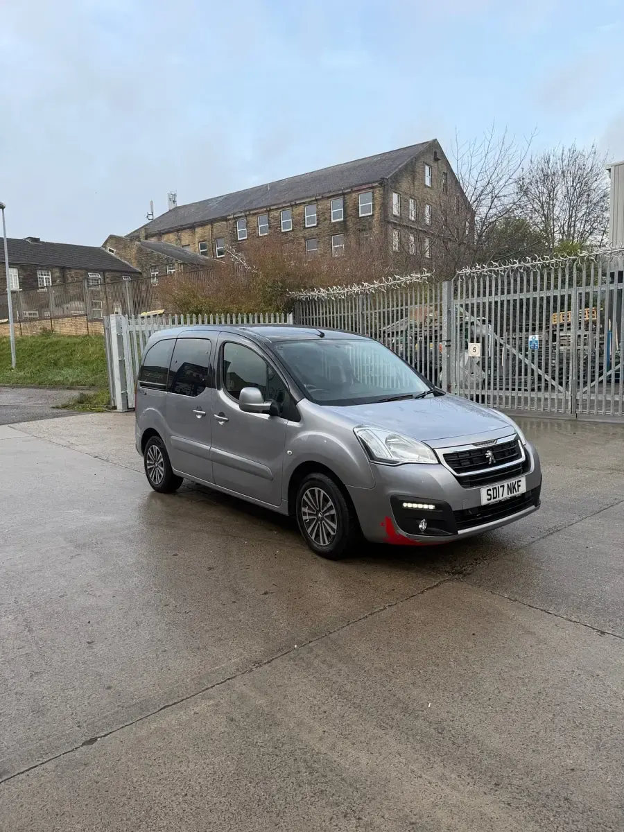 Gebraucht Peugeot Partner Tepee Allure 100 PS (73 kW) 2017 Grau Van / Kleinbus