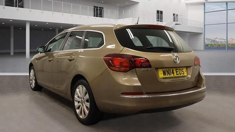 Used Vauxhall Astra Elite 115 HP (84 kW) 2014 Brown Estate
