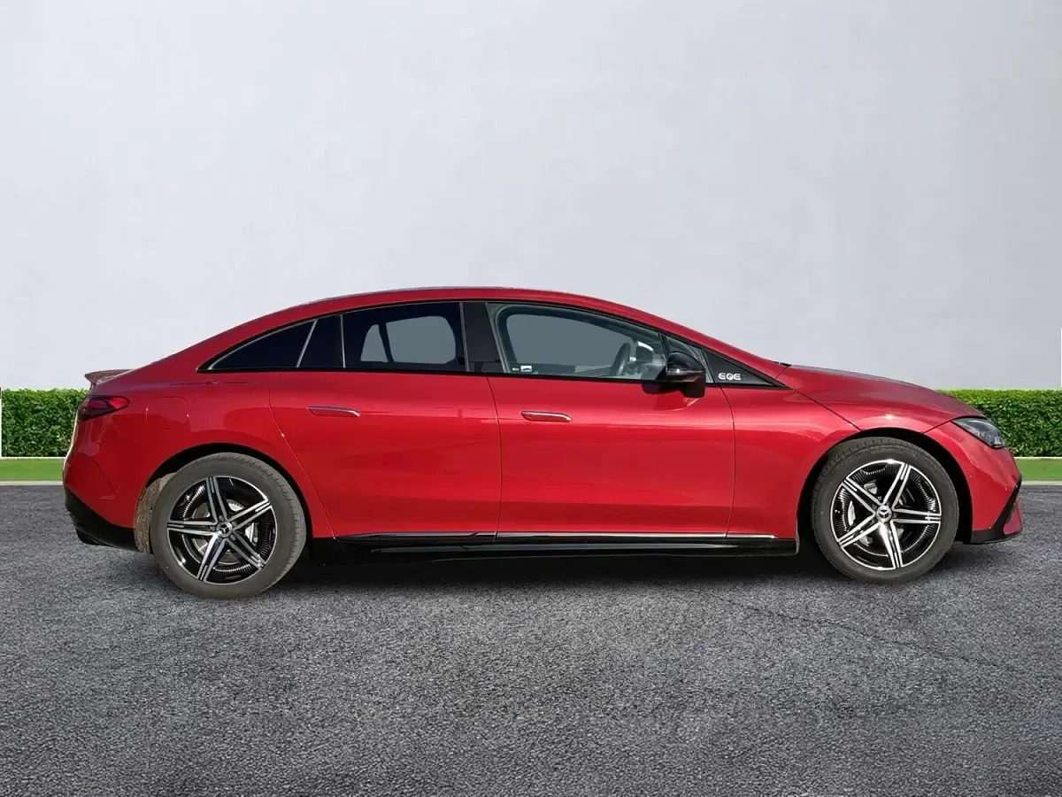 Usado Mercedes EQE350 AMG line 214 kW (292 HP) 2025 Vermelho Sedan
