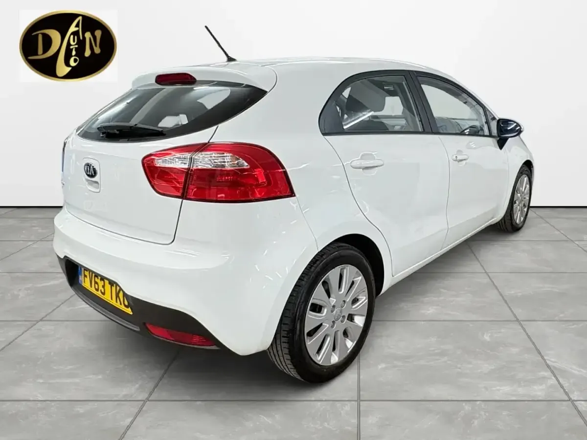 Used Kia Rio 85 HP (62 kW) 2013 White Hatchback