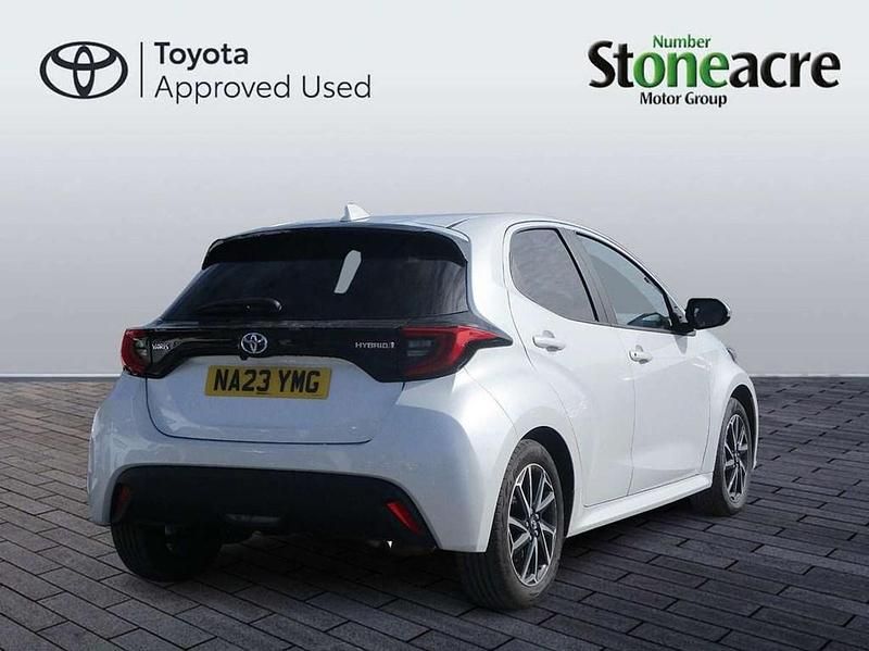 Used Toyota Yaris Hybrid Design 113 HP (83 kW) 2023 White Hatchback