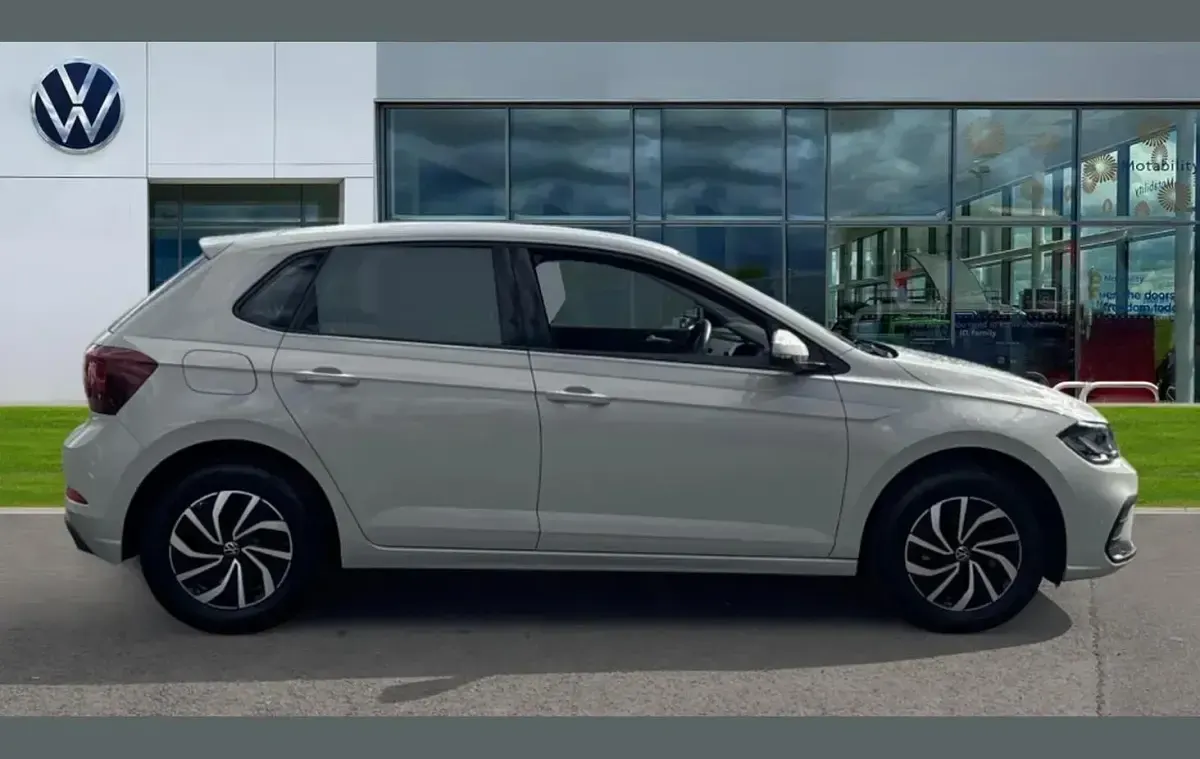 Used VW Polo Life 80 HP (58 kW) 2023 Ascot grey Hatchback