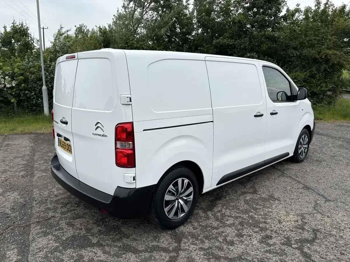 Used Citroën Dispatch 100 HP (73 kW) 2019 White MPV