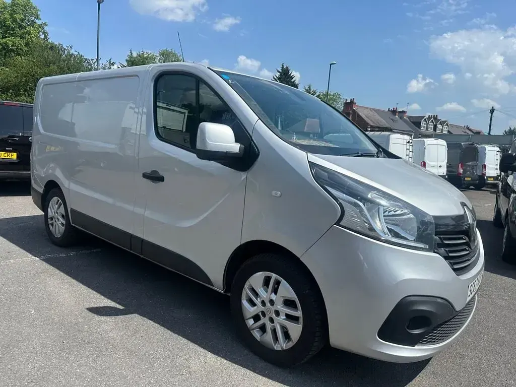 Used Renault Trafic 2018 Silver MPV