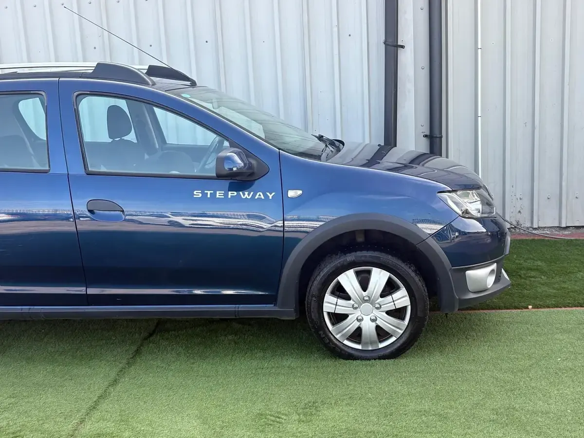 Used Dacia Sandero Lauréate 90 HP (66 kW) 2016 Blue Hatchback