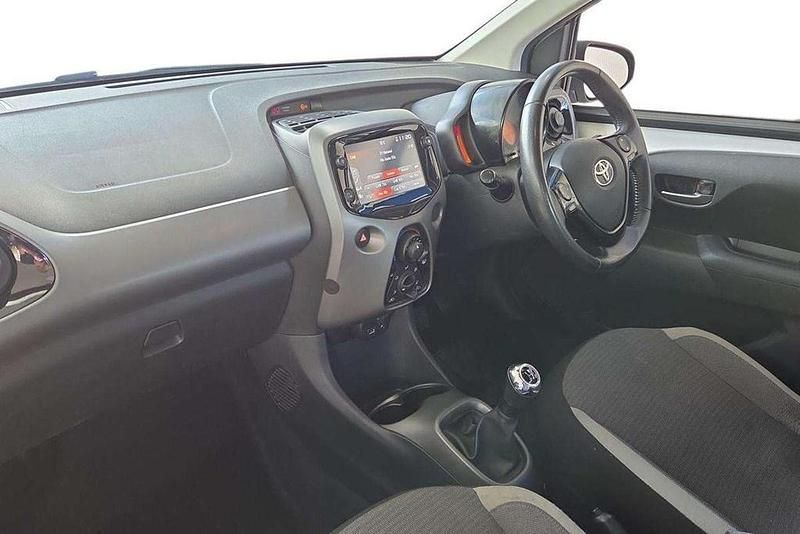 Used Toyota Aygo X-play 72 HP (52 kW) 2021 Silver Hatchback
