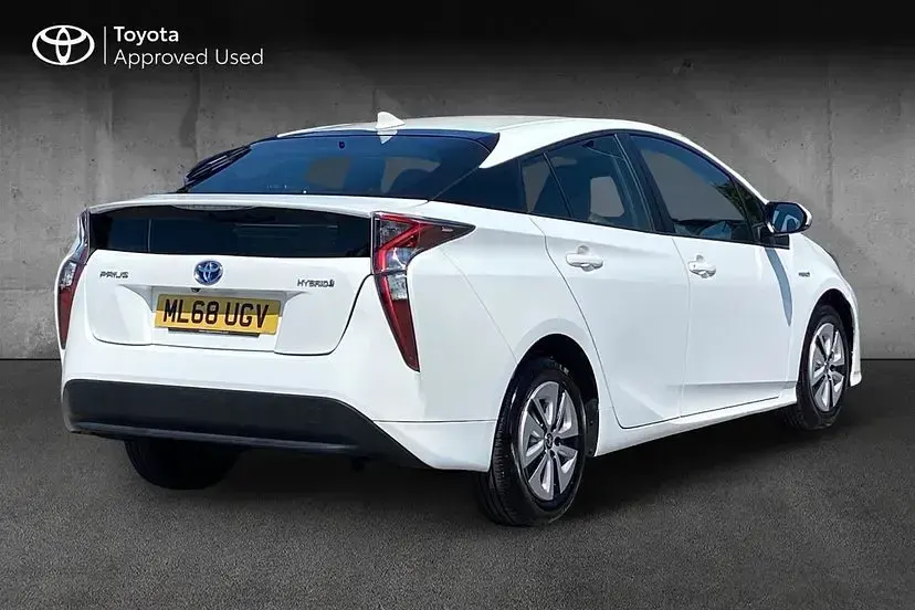Used Toyota Prius Business Edition 120 HP (88 kW) 2018 Pure white Hatchback