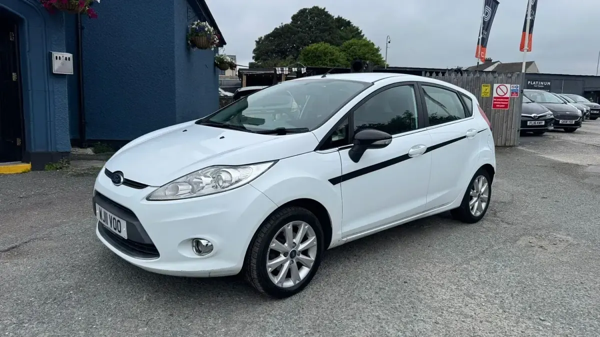 Used Ford Fiesta Zetec 82 HP (60 kW) 2011 White Hatchback