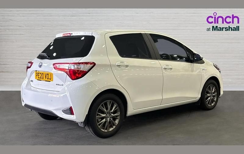 Used Toyota Yaris Hybrid 99 HP (72 kW) 2020 White Hatchback