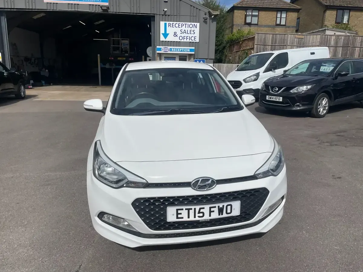 Used Hyundai i20 SE 82 HP (60 kW) 2015 White Hatchback