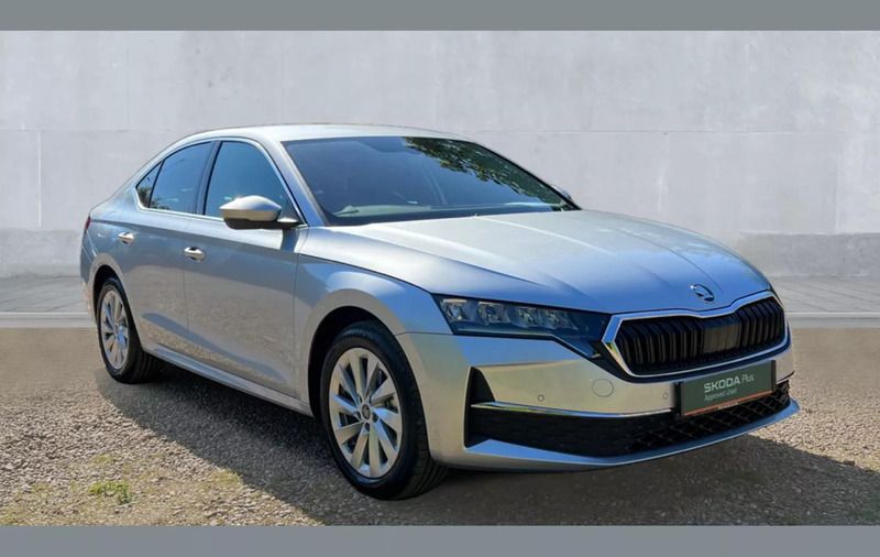 Brilliant silver New 2025 Skoda Octavia SE L Hatchback | £29,556 (Fair price) - Image 1/4