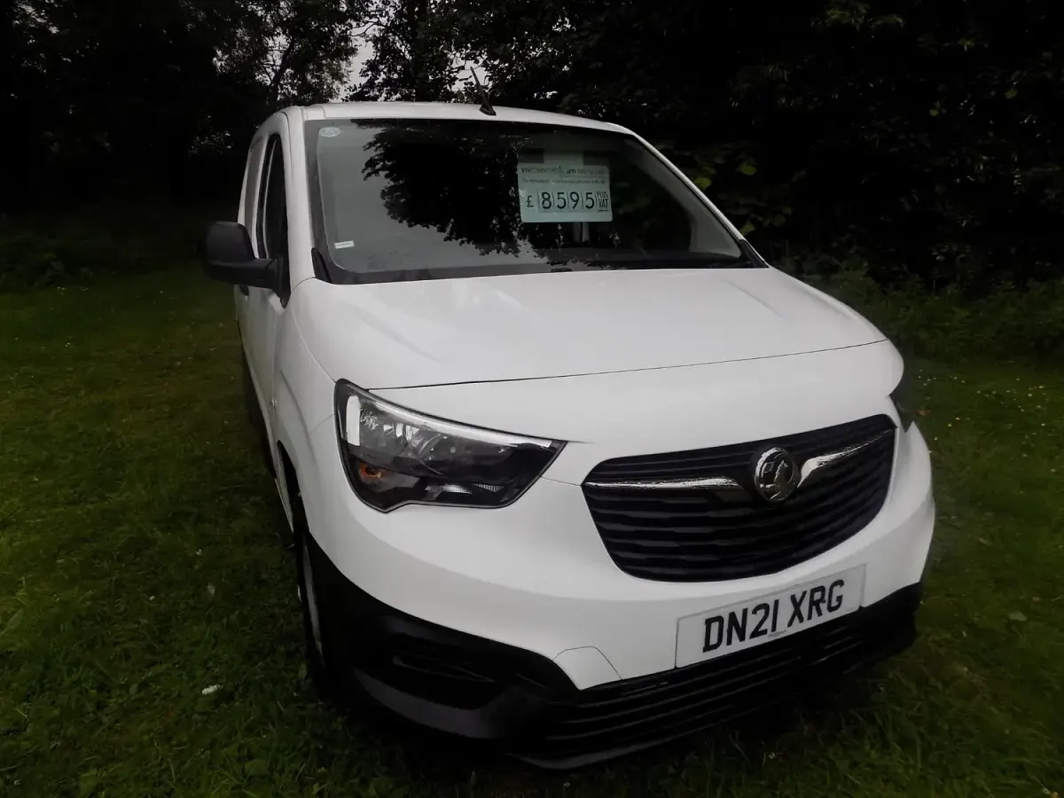 Used Vauxhall Combo 100 HP (73 kW) 2021 White MPV