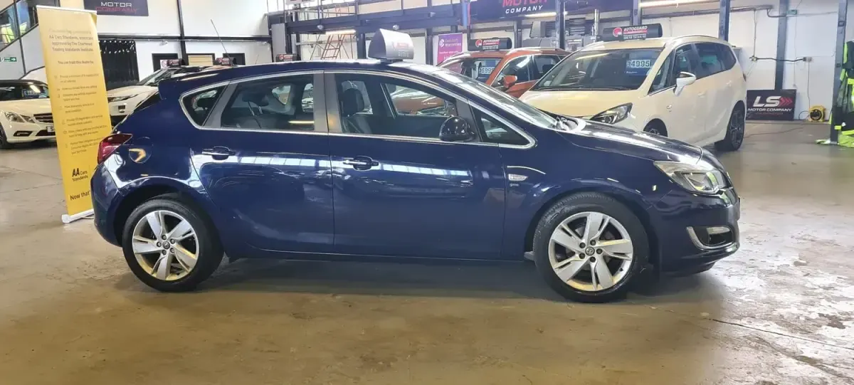 Used Vauxhall Astra SRi 115 HP (84 kW) 2013 Blue Hatchback