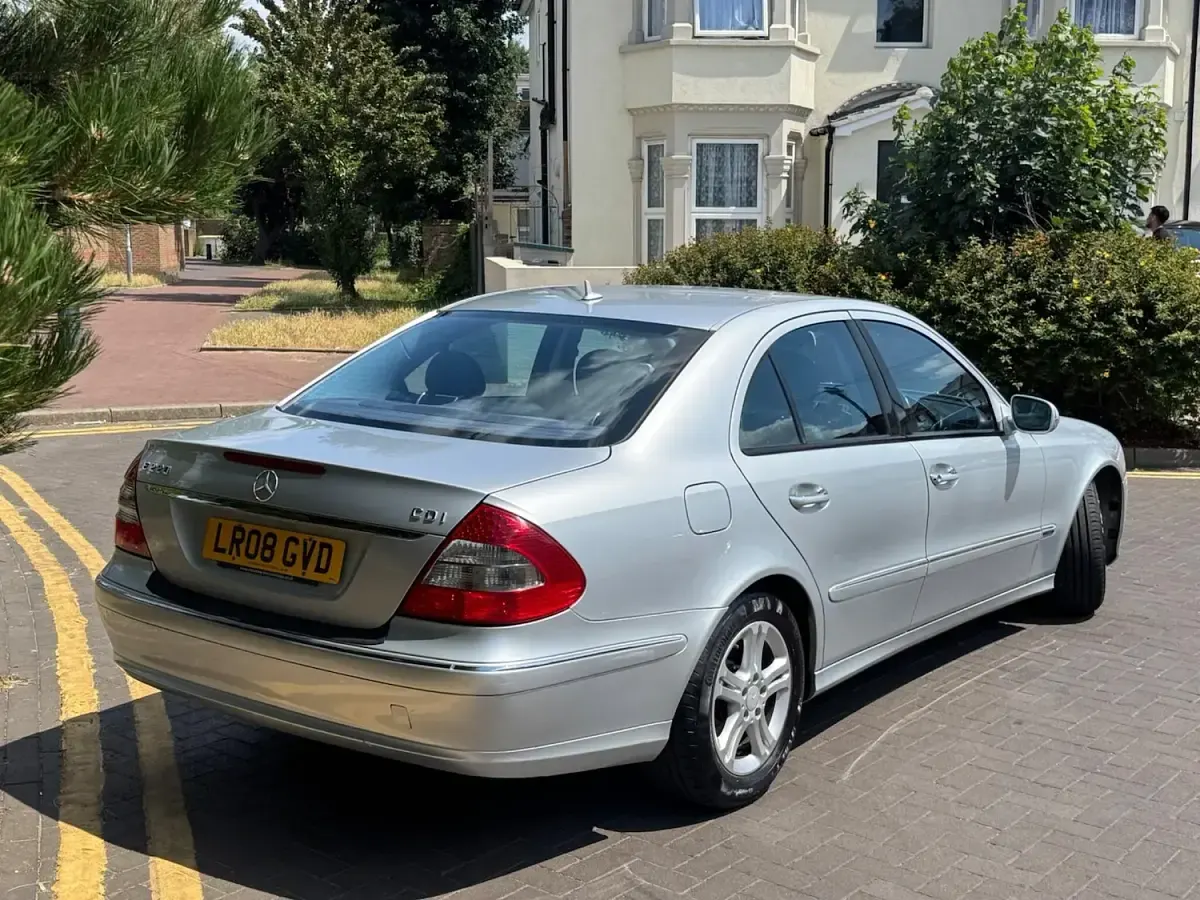 Used Mercedes E220 Avantgarde 170 HP (125 kW) 2008 Silver Sedan