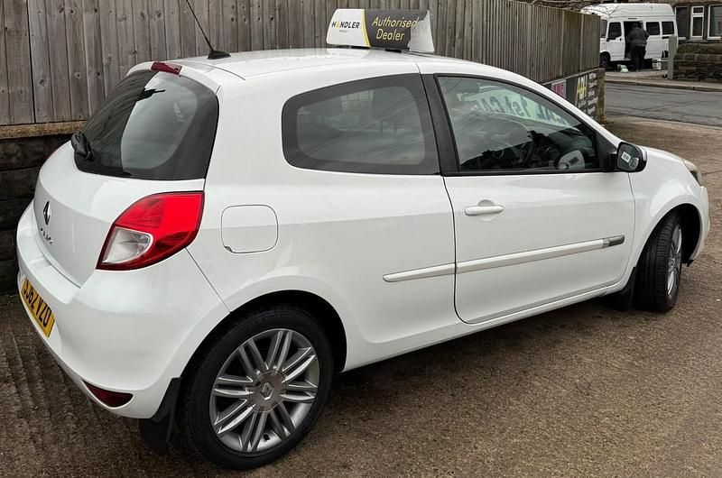 Used Renault Clio IV Dynamique 75 HP (55 kW) 2012 White Hatchback