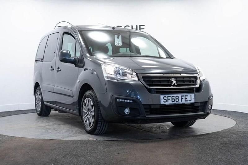 Used Peugeot TePee Active 100 HP (73 kW) 2018 Grey MPV