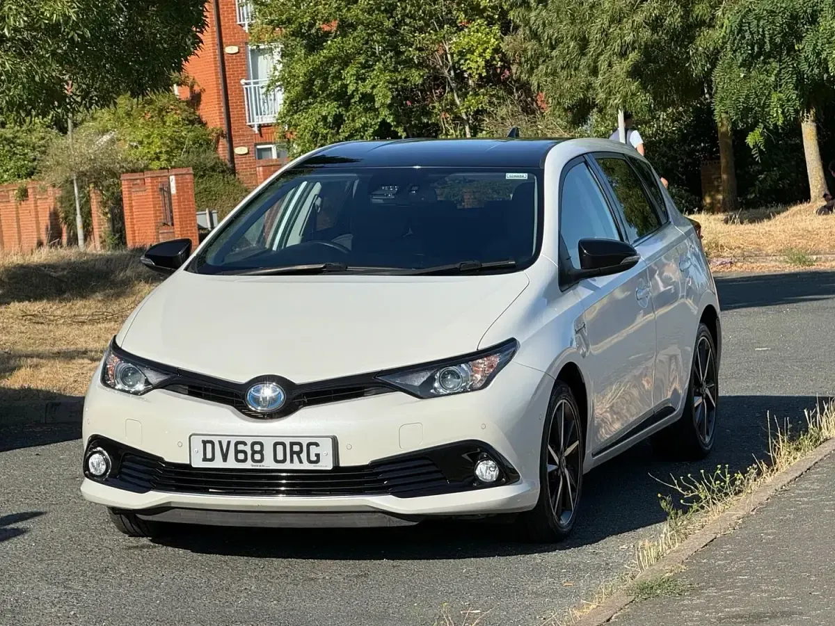 Used Toyota Auris Hybrid Design 2018 White Hatchback