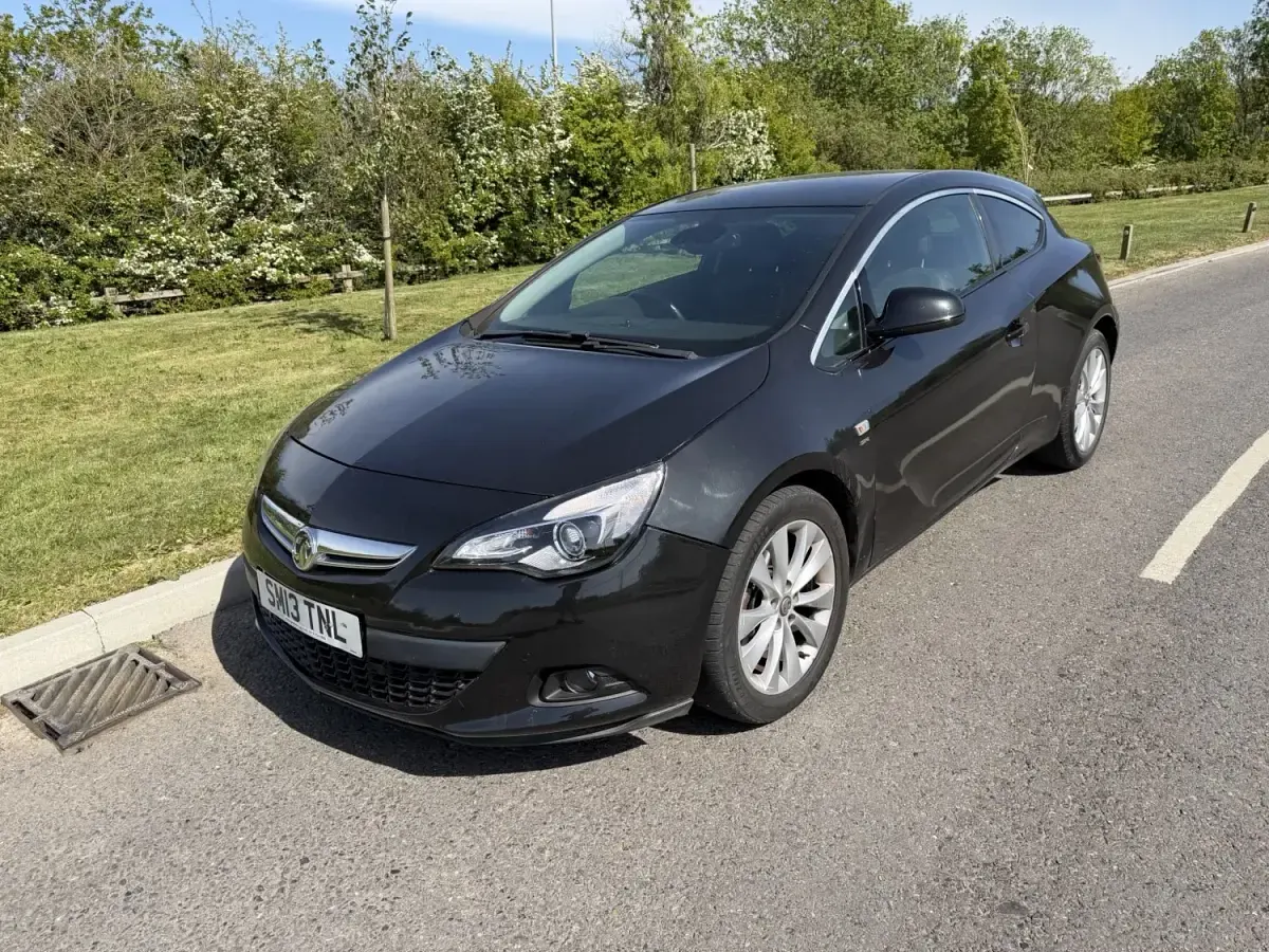 Second-hand Vauxhall Astra GTC SRi 2013 Negru Coupe