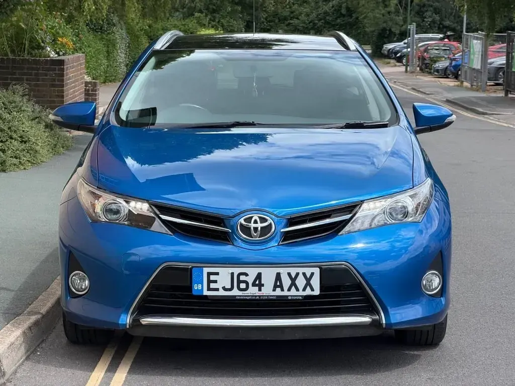 Used Toyota Auris 132 HP (97 kW) 2014 Blue Estate