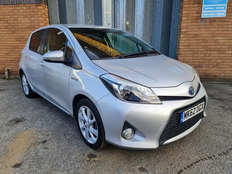 Silver Used 2012 Toyota Yaris Hybrid Hatchback | £7,699 (Expensive) - Image 1/4