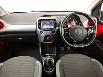 Usado Toyota Aygo Trend 72 CV (52 kW) 2019 Rojo Utilitario