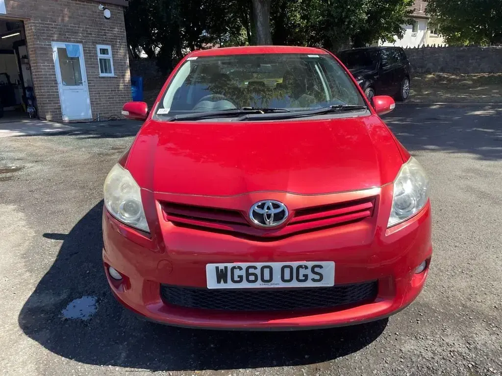 Used Toyota Auris 90 HP (66 kW) 2011 Red Hatchback