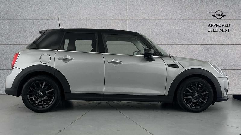 Usado Mini Cooper Classic 134 HP (98 kW) 2024 Prateado Citadino