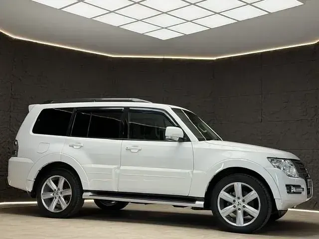 Used Mitsubishi Shogun 187 HP (137 kW) 2015 White SUV