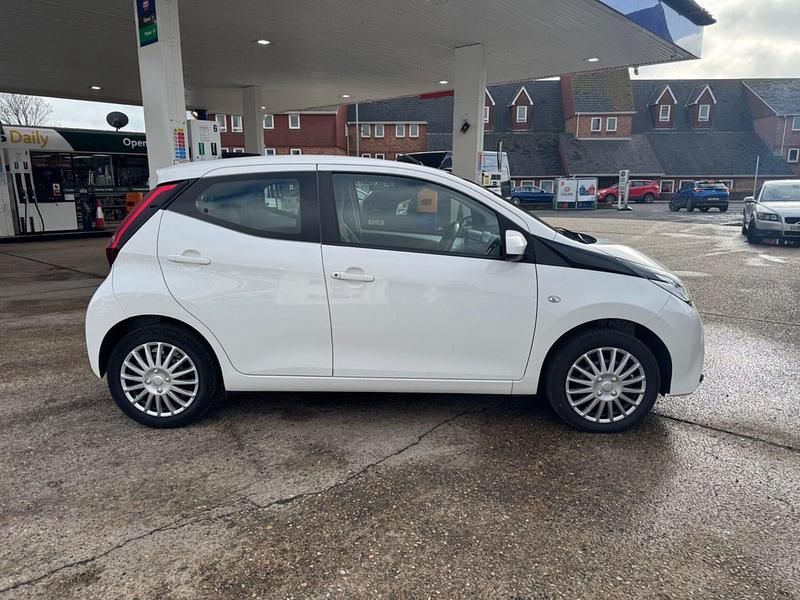 Used Toyota Aygo X-play 2020 White Hatchback