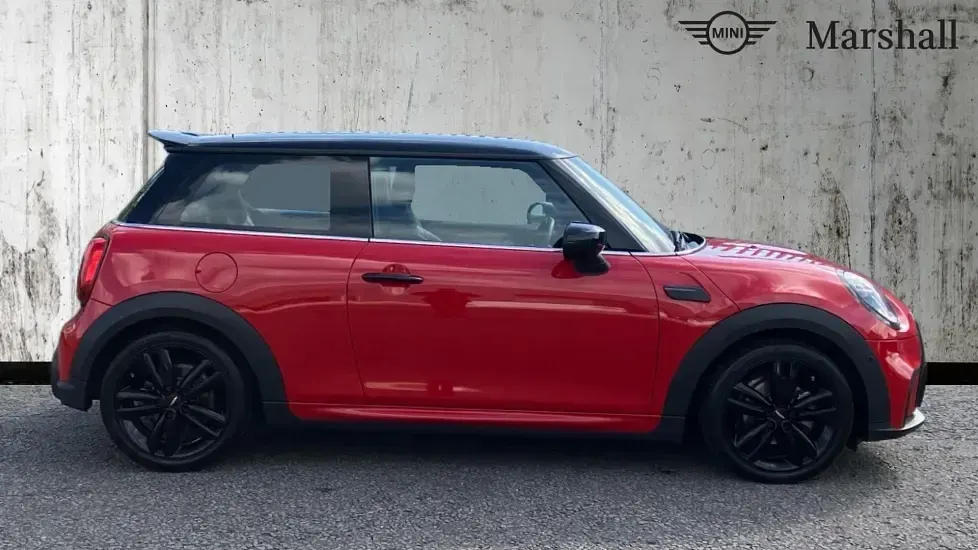 Begagnad Mini Cooper Classic 136 HK (100 kW) 2023 Röd Halvkombi