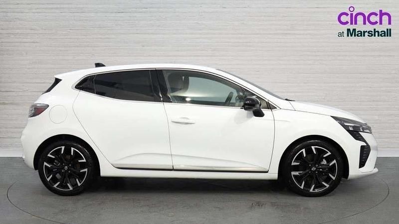 Used Renault Clio V Techno 143 HP (105 kW) 2024 White Hatchback