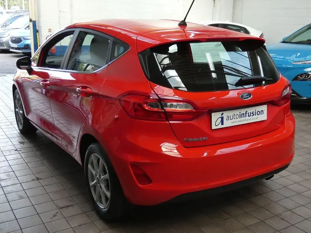 Used Ford Fiesta Zetec 100 HP (73 kW) 2018 Red Hatchback