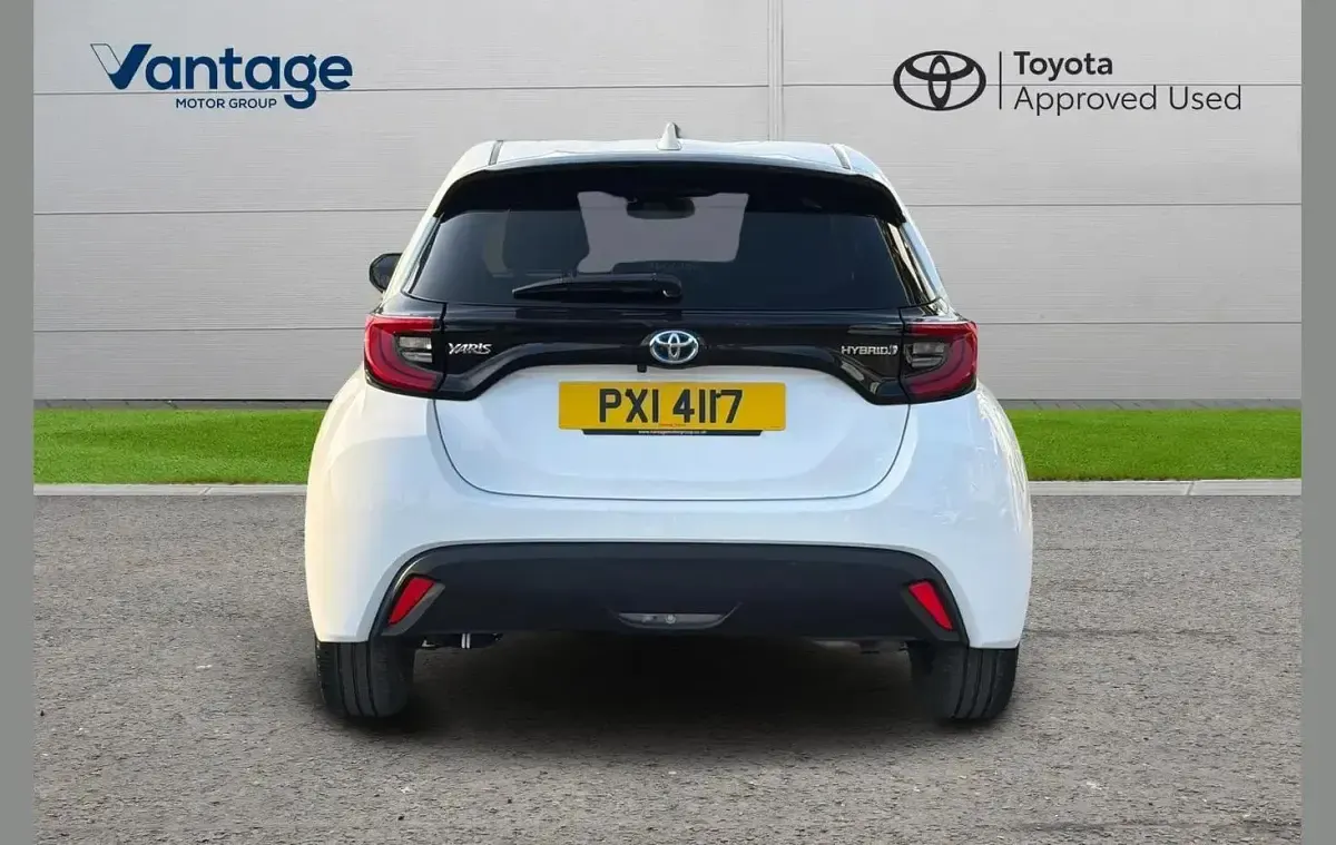 Used Toyota Yaris Design 113 HP (83 kW) 2023 White Hatchback