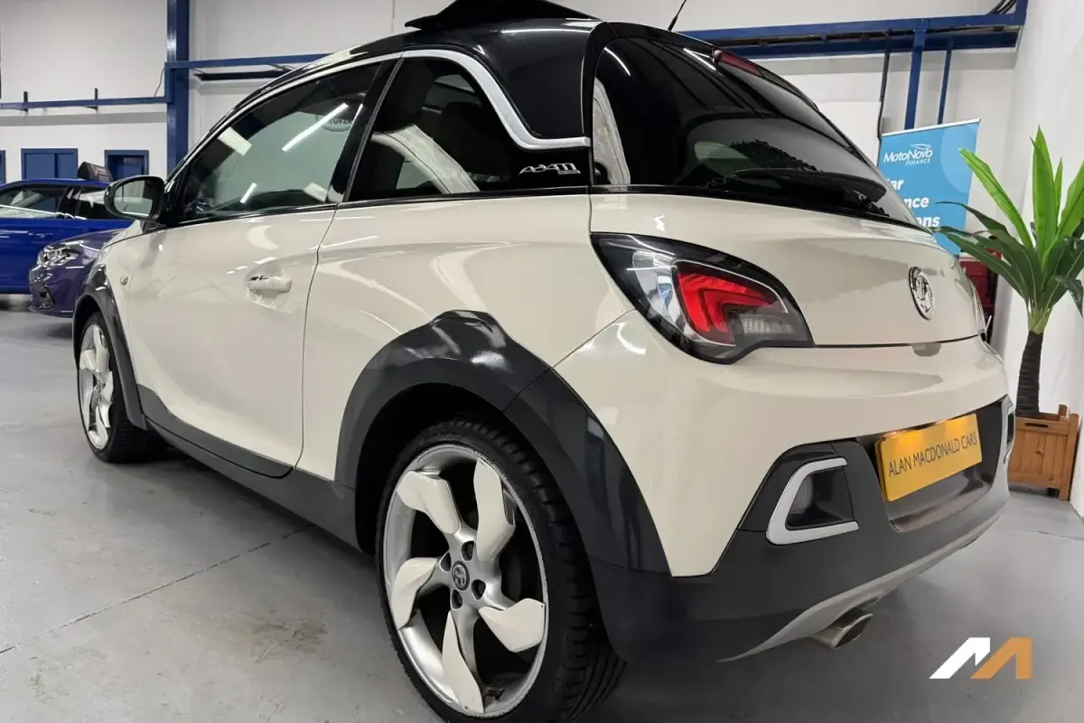 Usado Vauxhall Adam Rocks 87 CV (63 kW) 2015 Blanco Utilitario