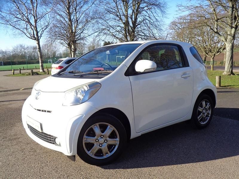 Used Toyota iQ 2011 White pearl metallic Hatchback