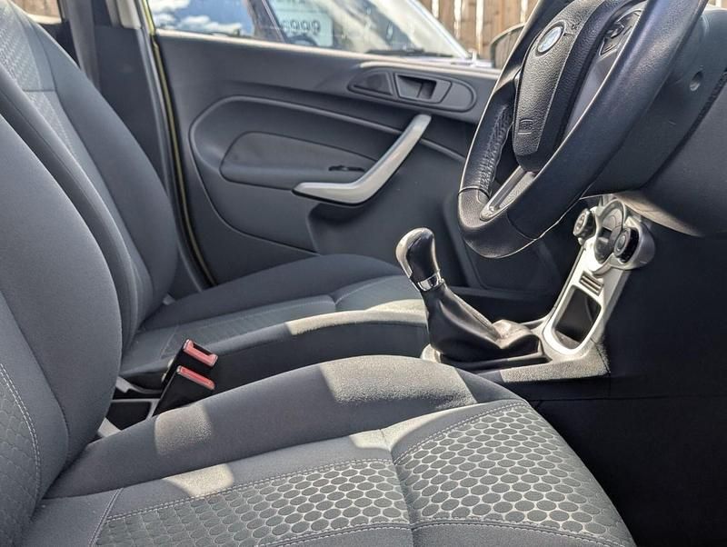 Begagnad Ford Fiesta Titanium 2010 Grön Halvkombi