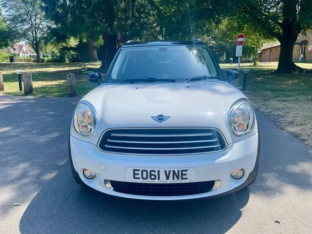Used Mini Cooper 122 HP (89 kW) 2011 White Hatchback