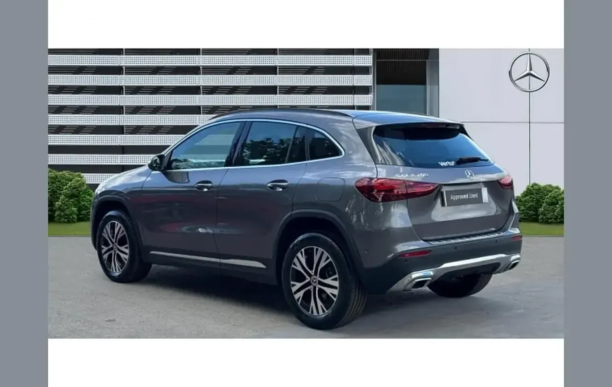 Usado Mercedes GLA200 Executive 163 HP (119 kW) 2024 Cinzento SUV