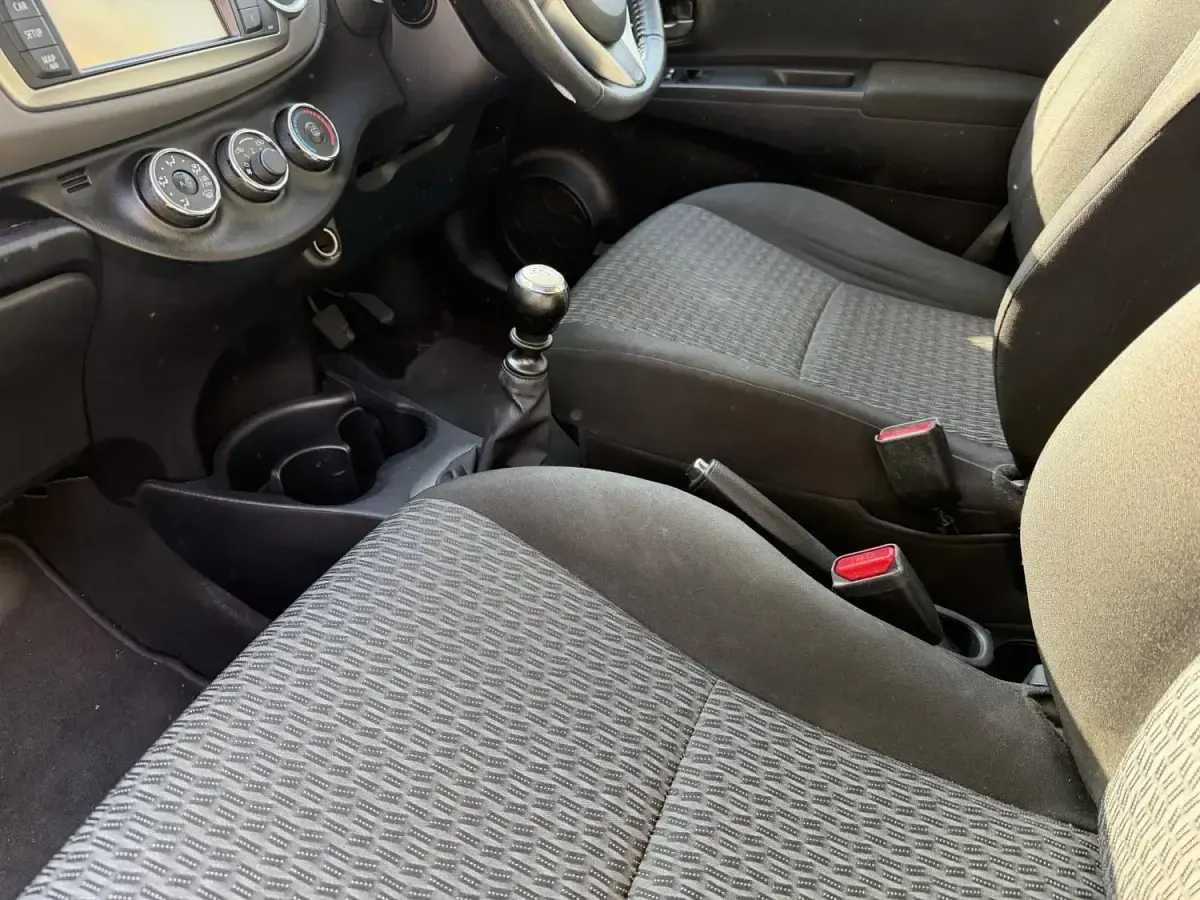 Begagnad Toyota Yaris 99 HK (72 kW) 2014 Röd Halvkombi