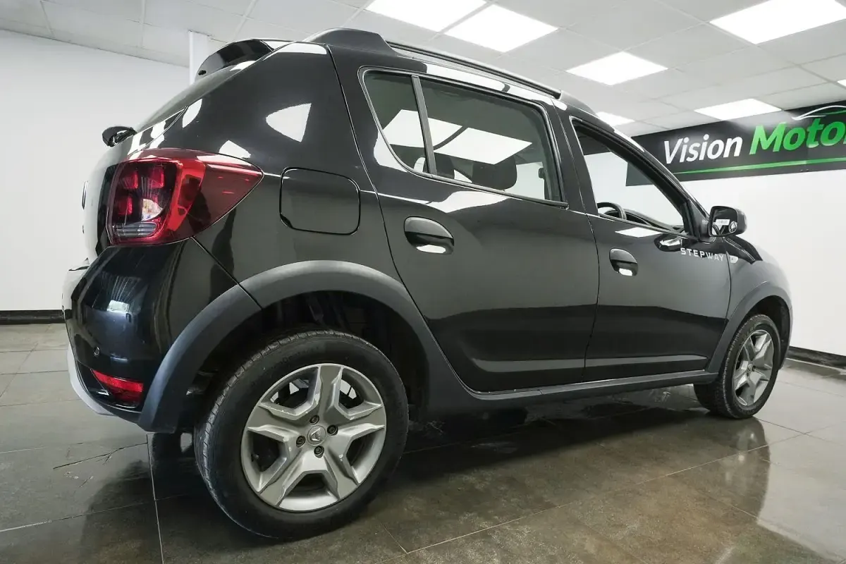 Usado Dacia Sandero Lauréate 90 HP (66 kW) 2017 Preto Citadino