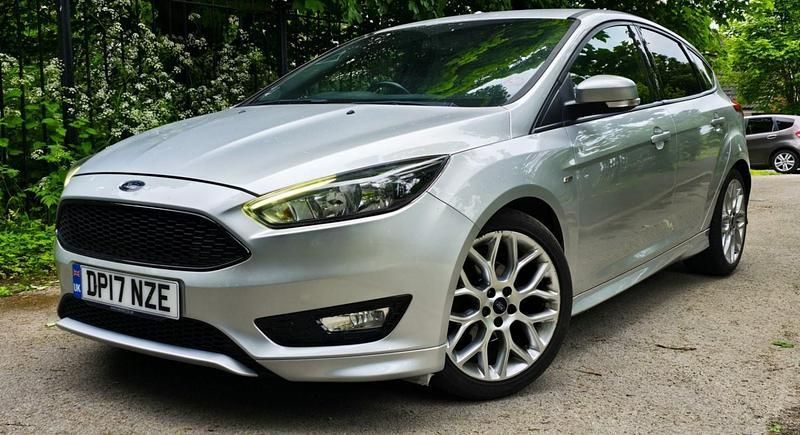 Used Ford Focus ST-Line 125 HP (91 kW) 2017 Silver Hatchback