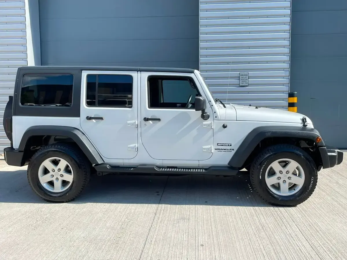 Used Jeep Wrangler Sahara 285 HP (209 kW) 2013 White SUV